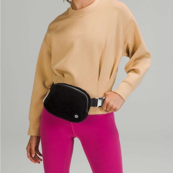 Lululemon *Everywhere Belt Bag Large
2L *Fleece Sherpa Black/Gold* Unisex - Picture 3 of 9